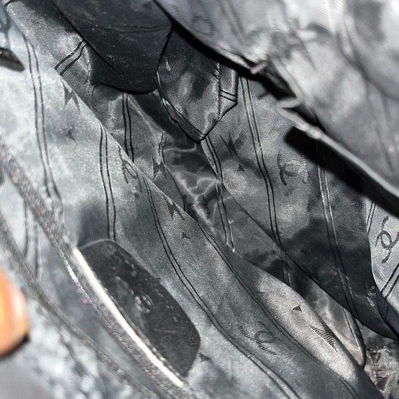 Vintage CHANEL Black Suede Tote with Interlocking CC Emblem - Picture 7 of 7